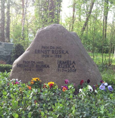 Grabstein Helmut Ruska, Waldfriedhof Zehlendorf, Berlin