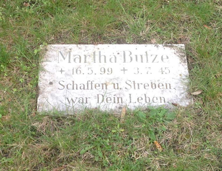 Grabstein Martha Butze, Invalidenfriedhof Berlin, Deutschland