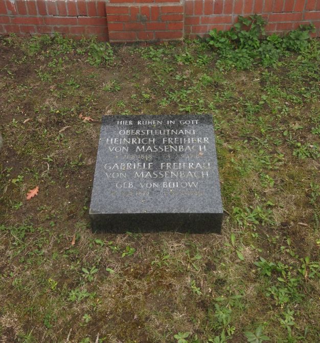 Restitutionsgrabstein Gabriele Freifrau von Massenbach, geb. von Bülow, Invalidenfriedhof Berlin, Deutschland
