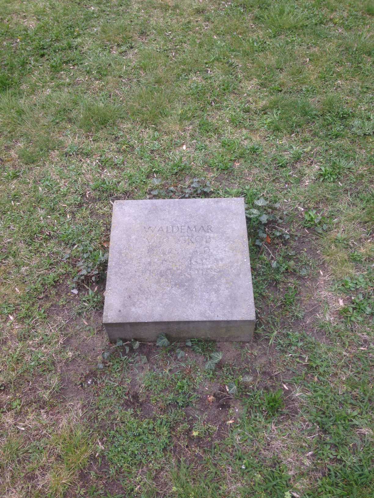 Restitutionsgrabstein Waldemar von Groß, Invalidenfriedhof Berlin