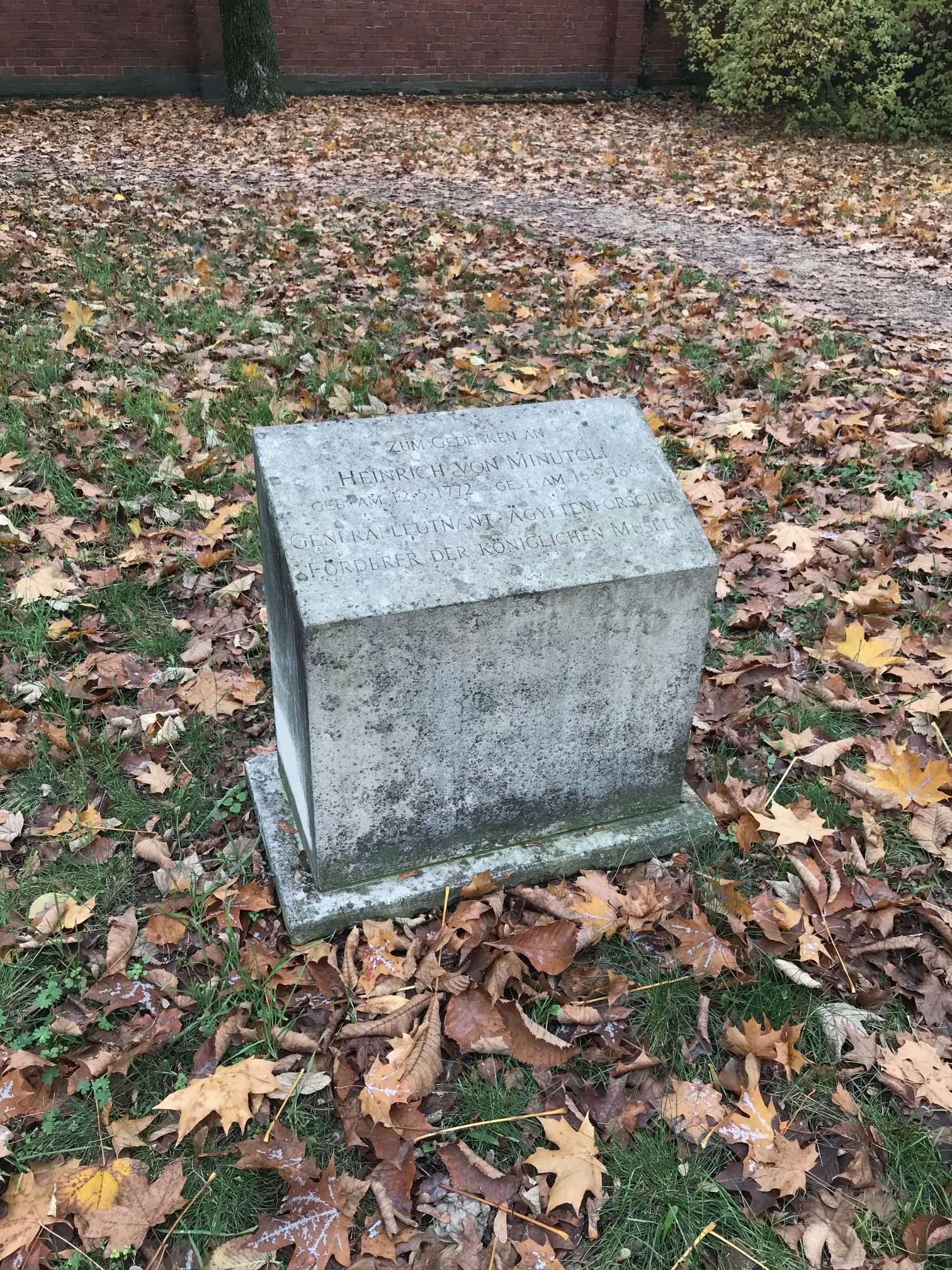 Gedenkstein Heinrich von Minutoli, Alter Garnisonfriedhof Berlin